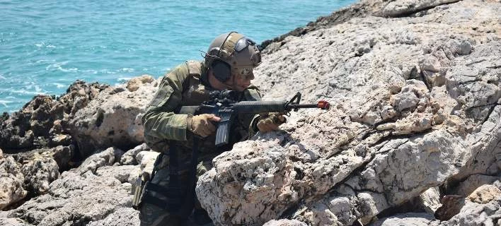 Ελληνες και Αμερικανοί καταδρομείς σε κοινή άσκηση -Εικόνες που κόβουν την ανάσα
